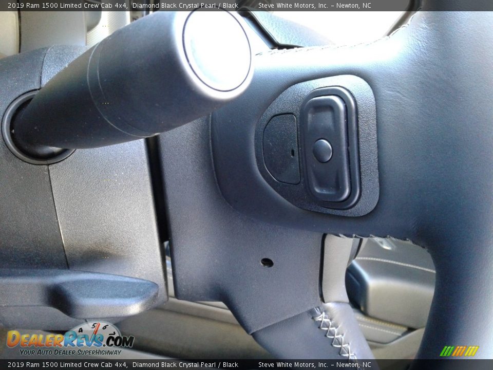 2019 Ram 1500 Limited Crew Cab 4x4 Diamond Black Crystal Pearl / Black Photo #17
