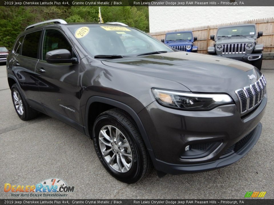 Front 3/4 View of 2019 Jeep Cherokee Latitude Plus 4x4 Photo #8