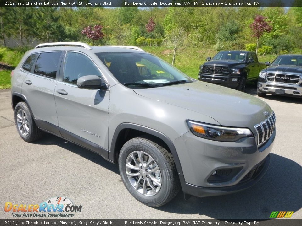 Front 3/4 View of 2019 Jeep Cherokee Latitude Plus 4x4 Photo #7