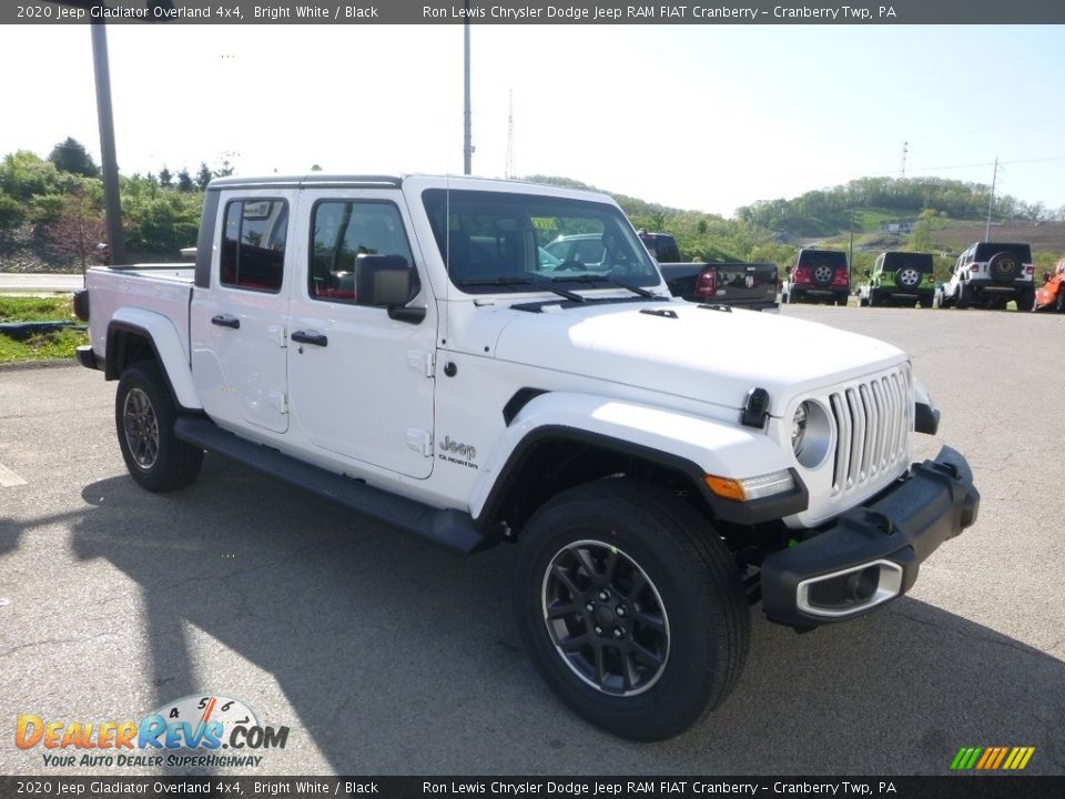 Front 3/4 View of 2020 Jeep Gladiator Overland 4x4 Photo #9