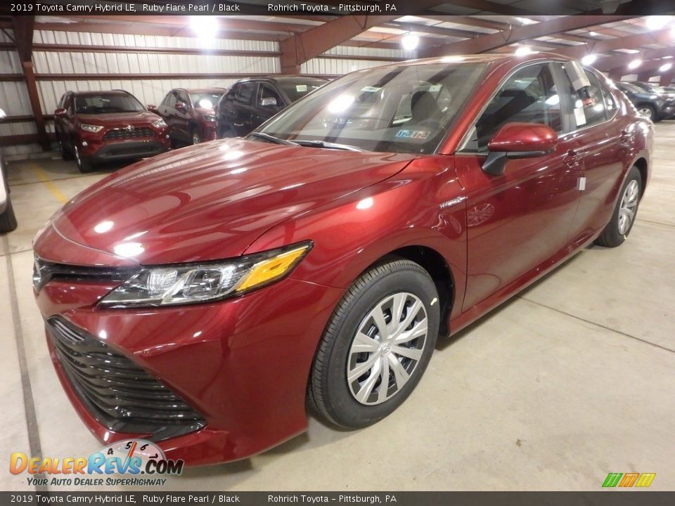 Front 3/4 View of 2019 Toyota Camry Hybrid LE Photo #4