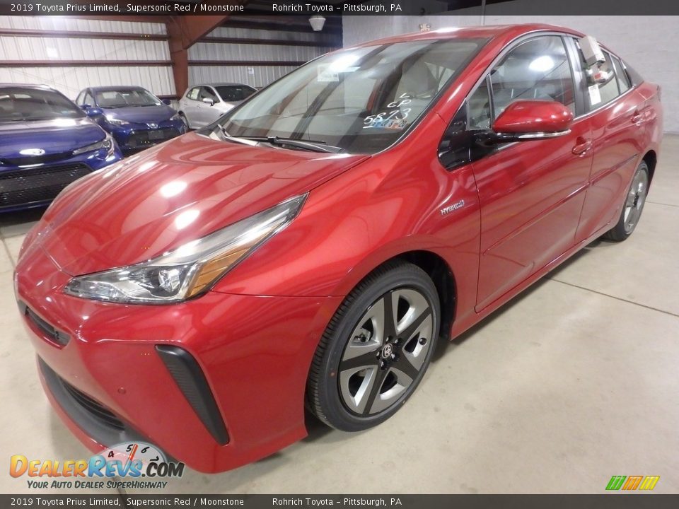 Front 3/4 View of 2019 Toyota Prius Limited Photo #4
