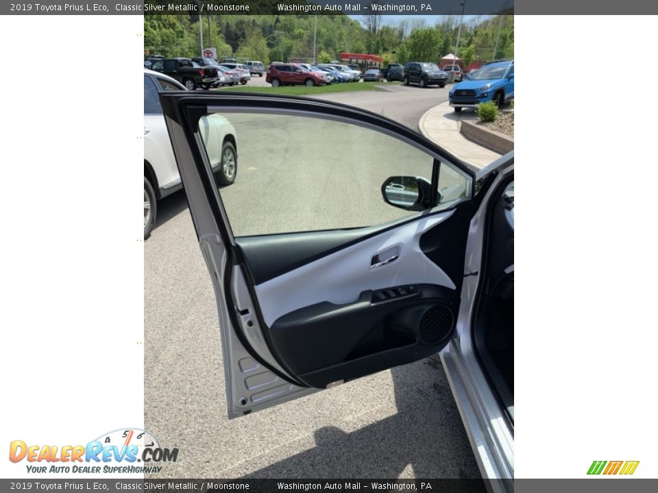 2019 Toyota Prius L Eco Classic Silver Metallic / Moonstone Photo #8