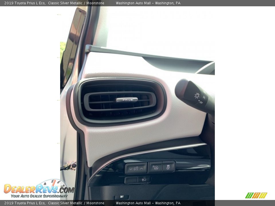 2019 Toyota Prius L Eco Classic Silver Metallic / Moonstone Photo #10