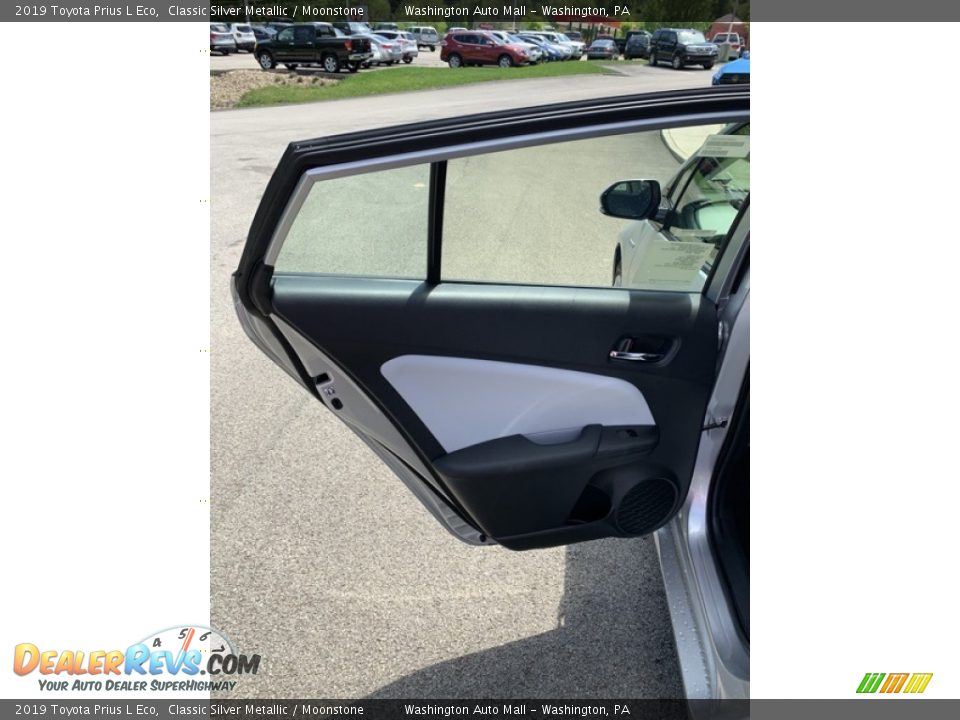 2019 Toyota Prius L Eco Classic Silver Metallic / Moonstone Photo #15