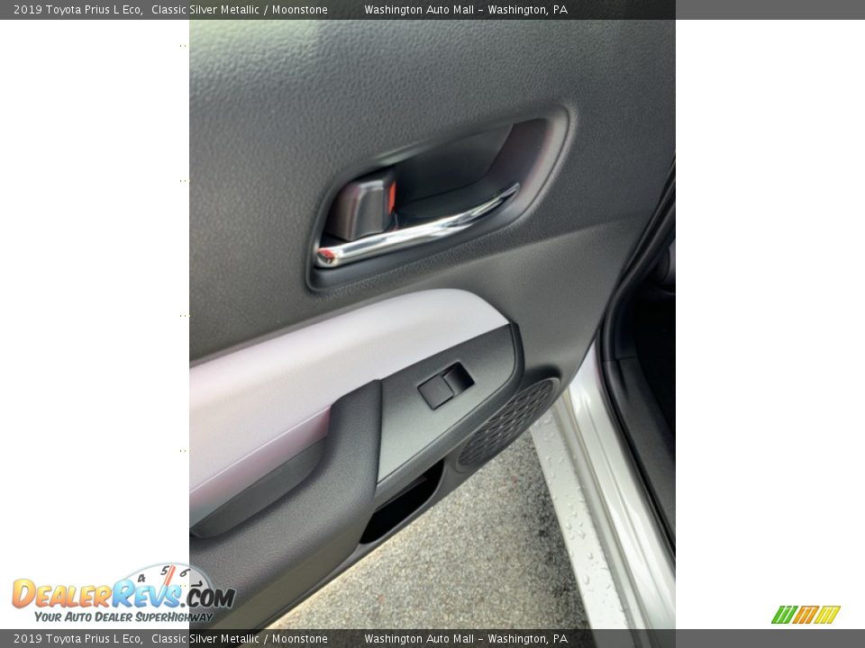 2019 Toyota Prius L Eco Classic Silver Metallic / Moonstone Photo #17