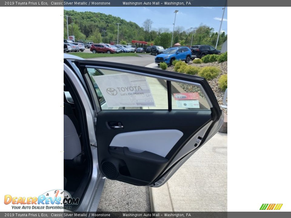 2019 Toyota Prius L Eco Classic Silver Metallic / Moonstone Photo #24