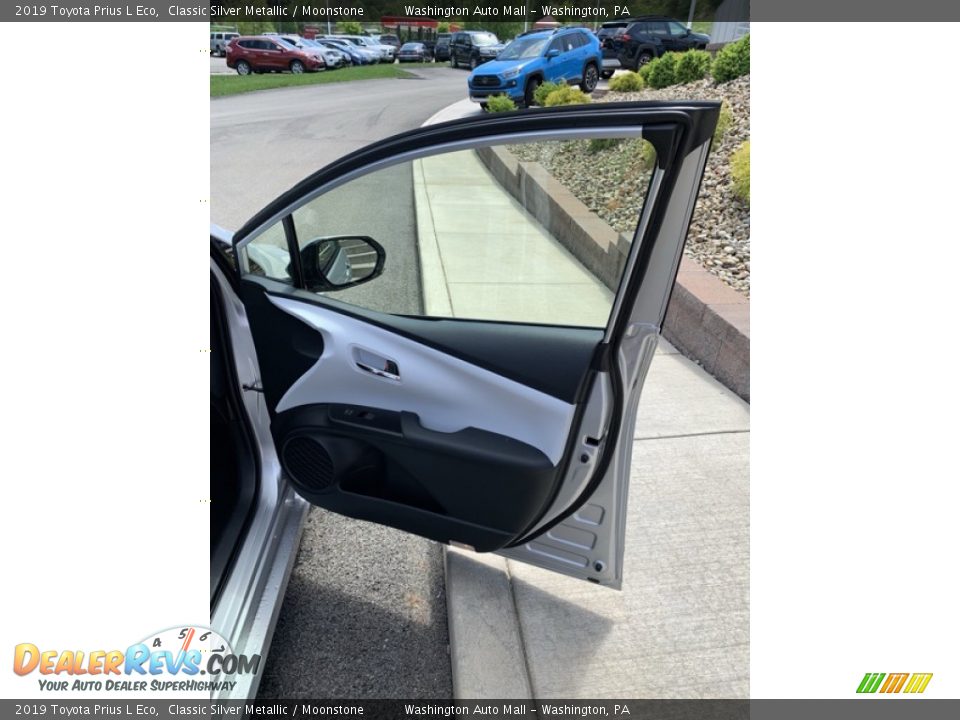 2019 Toyota Prius L Eco Classic Silver Metallic / Moonstone Photo #27