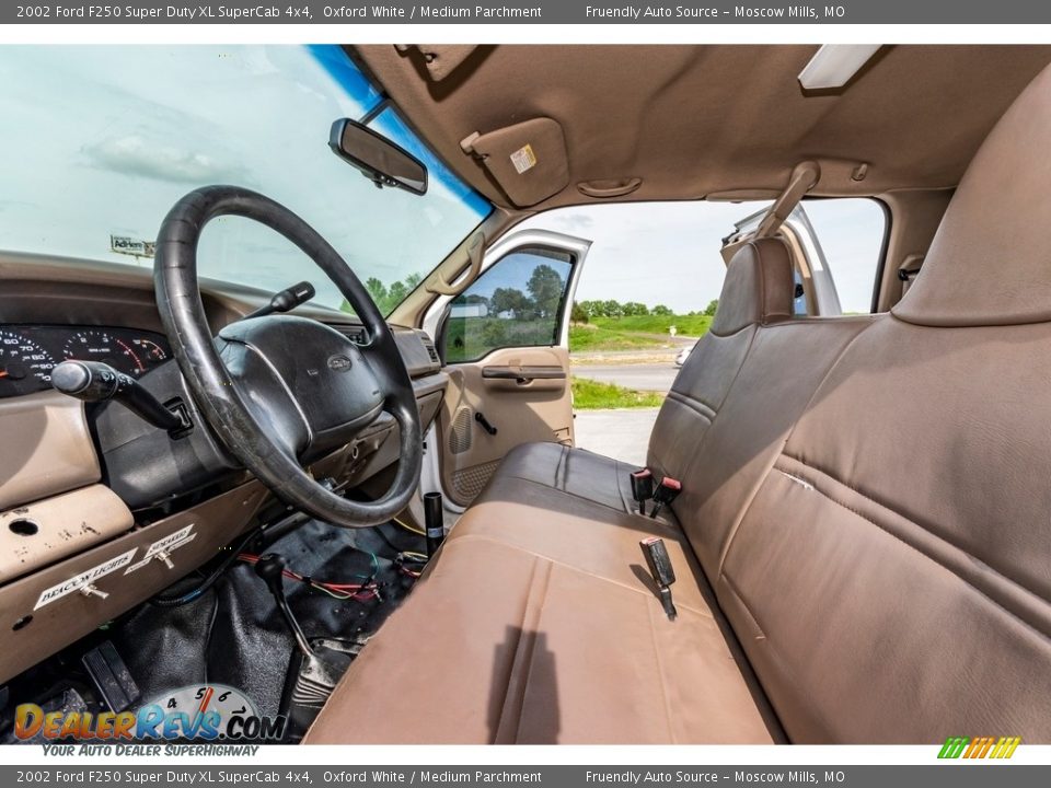 2002 Ford F250 Super Duty XL SuperCab 4x4 Oxford White / Medium Parchment Photo #21
