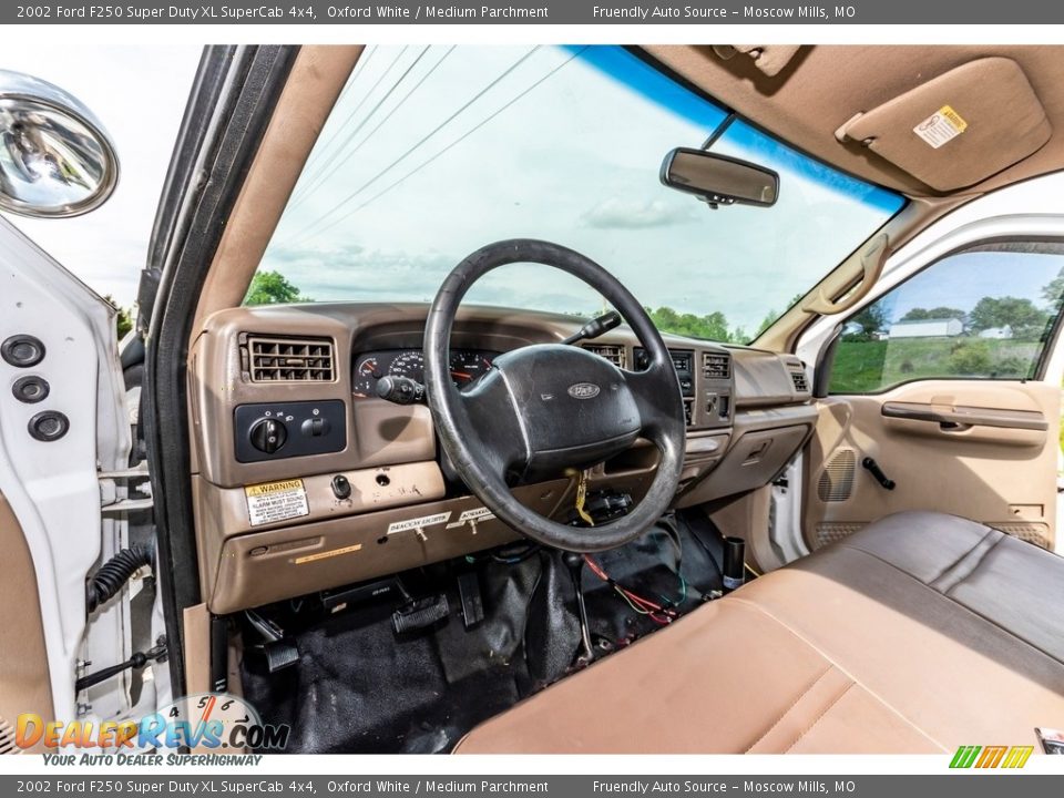 2002 Ford F250 Super Duty XL SuperCab 4x4 Oxford White / Medium Parchment Photo #22