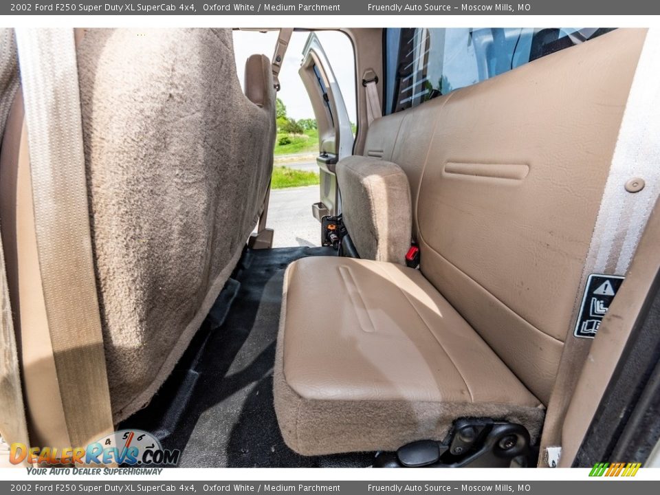 2002 Ford F250 Super Duty XL SuperCab 4x4 Oxford White / Medium Parchment Photo #24