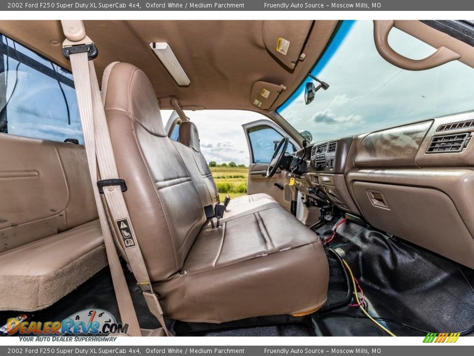 2002 Ford F250 Super Duty XL SuperCab 4x4 Oxford White / Medium Parchment Photo #27