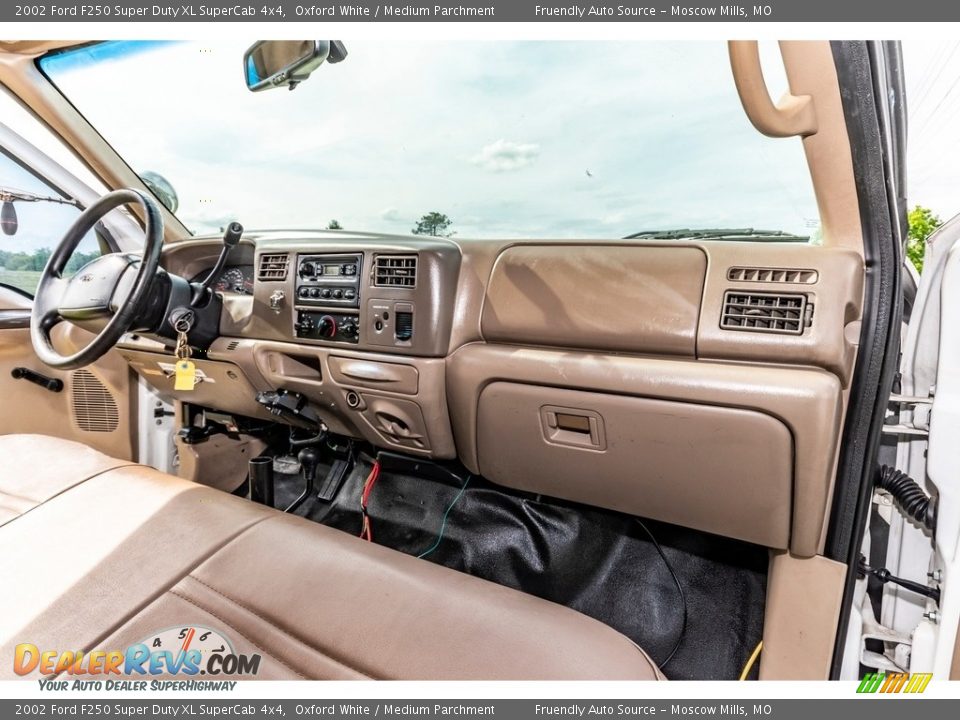 2002 Ford F250 Super Duty XL SuperCab 4x4 Oxford White / Medium Parchment Photo #28
