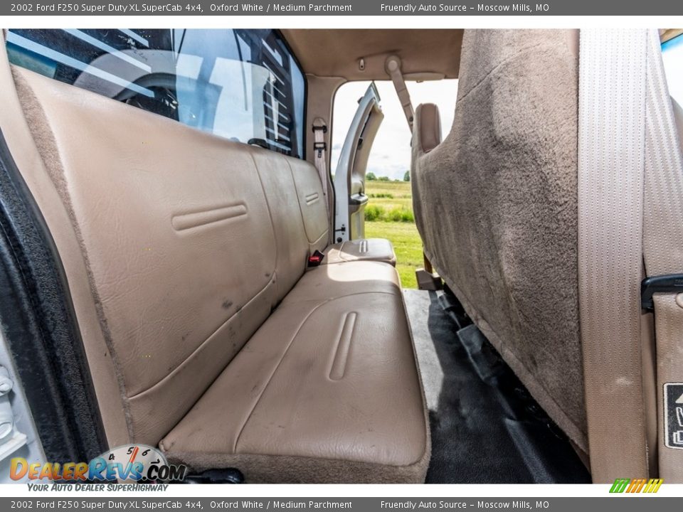 2002 Ford F250 Super Duty XL SuperCab 4x4 Oxford White / Medium Parchment Photo #29