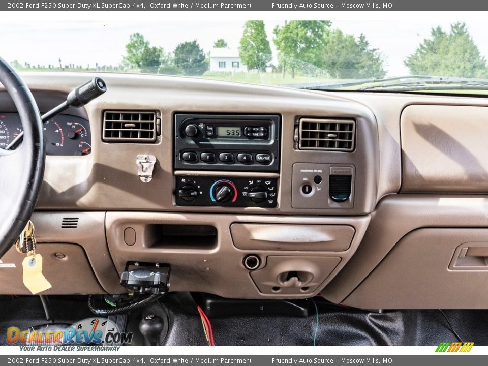 2002 Ford F250 Super Duty XL SuperCab 4x4 Oxford White / Medium Parchment Photo #33