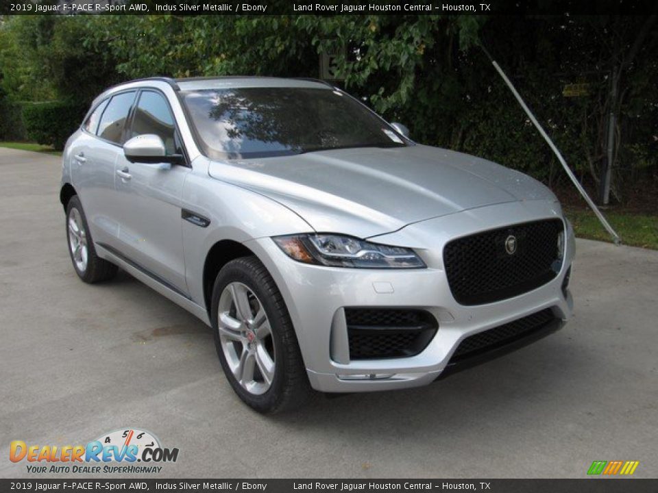 Front 3/4 View of 2019 Jaguar F-PACE R-Sport AWD Photo #2