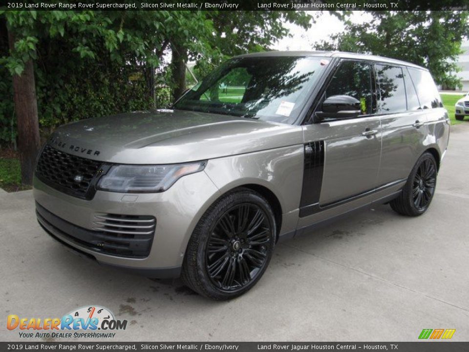 Front 3/4 View of 2019 Land Rover Range Rover Supercharged Photo #7