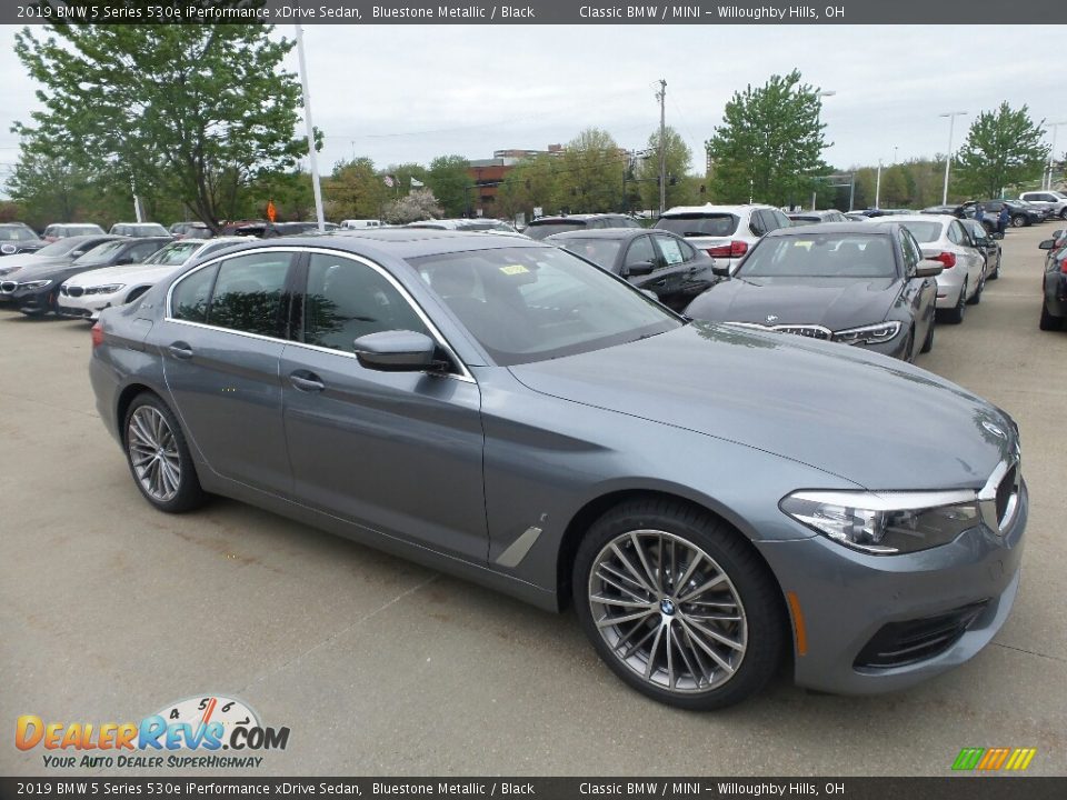 Front 3/4 View of 2019 BMW 5 Series 530e iPerformance xDrive Sedan Photo #1
