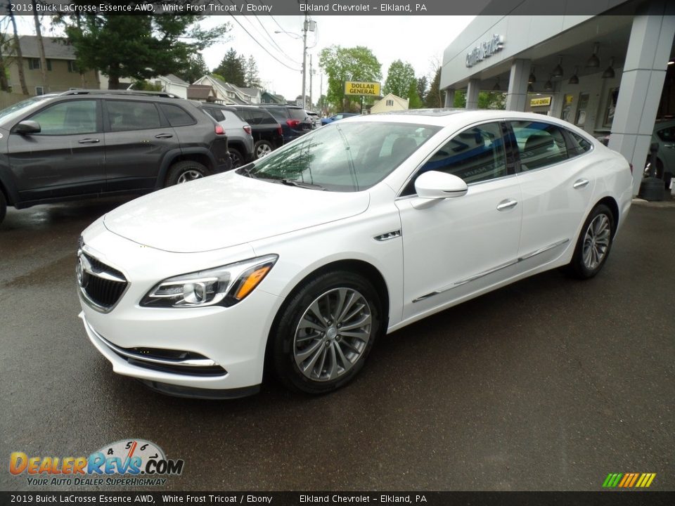Front 3/4 View of 2019 Buick LaCrosse Essence AWD Photo #1