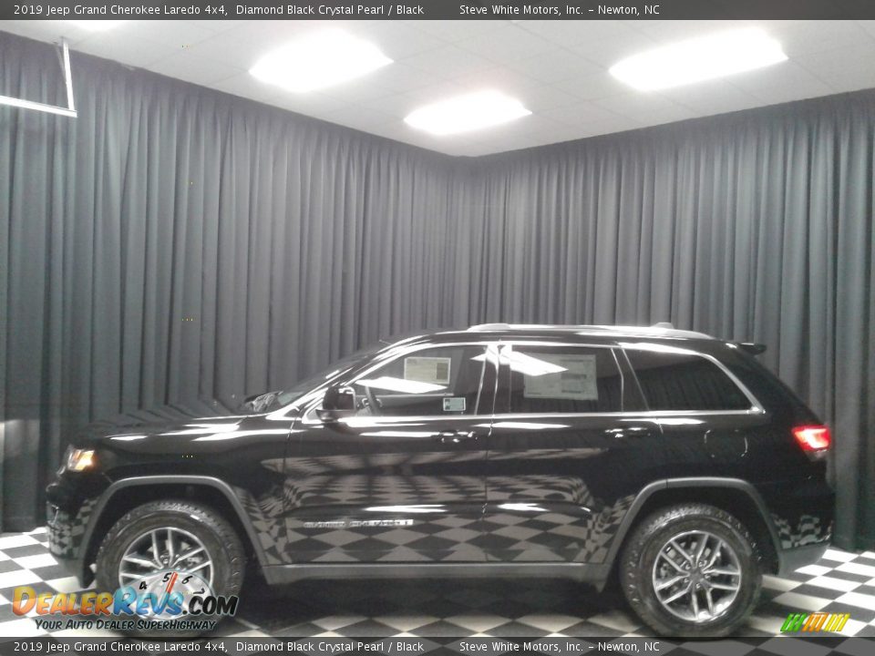 2019 Jeep Grand Cherokee Laredo 4x4 Diamond Black Crystal Pearl / Black Photo #1