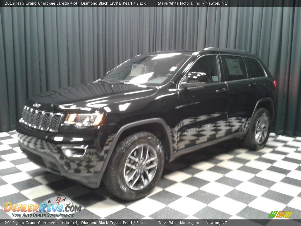 2019 Jeep Grand Cherokee Laredo 4x4 Diamond Black Crystal Pearl / Black Photo #2