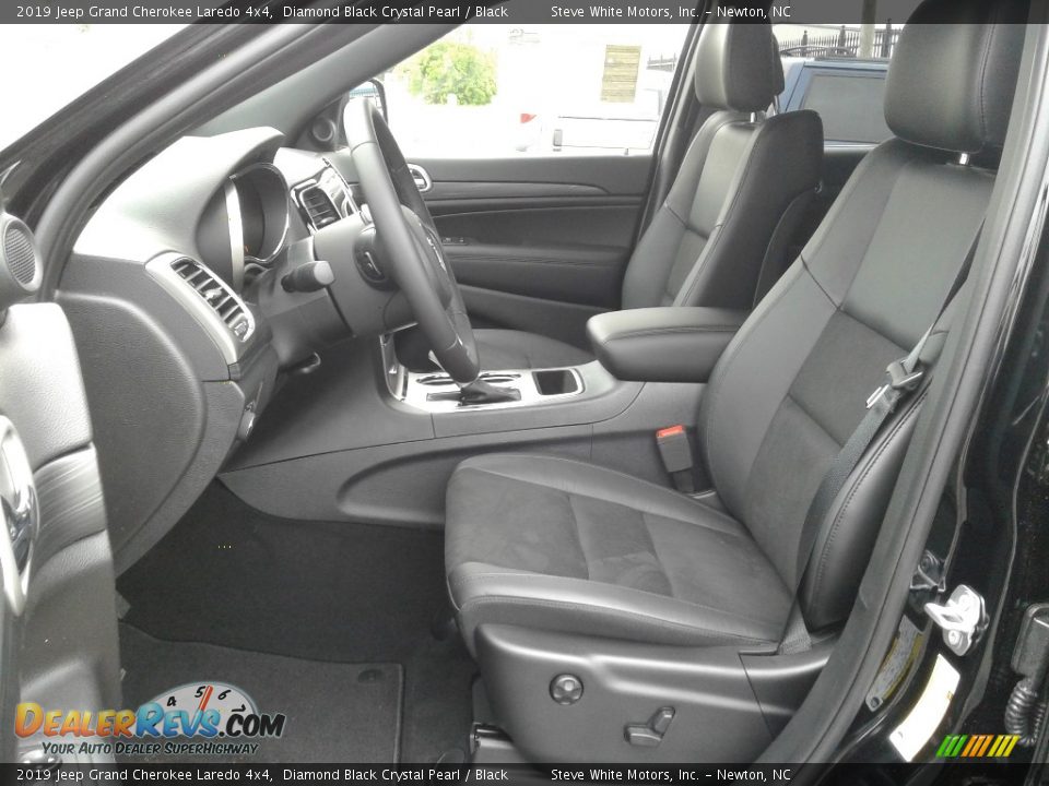 2019 Jeep Grand Cherokee Laredo 4x4 Diamond Black Crystal Pearl / Black Photo #10