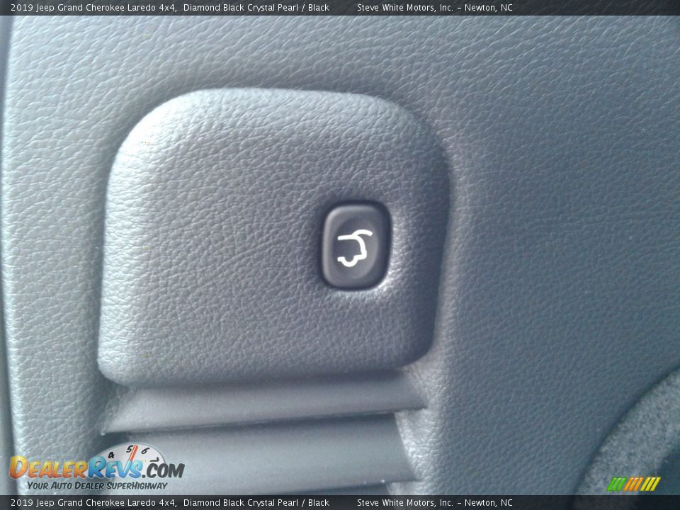 2019 Jeep Grand Cherokee Laredo 4x4 Diamond Black Crystal Pearl / Black Photo #12