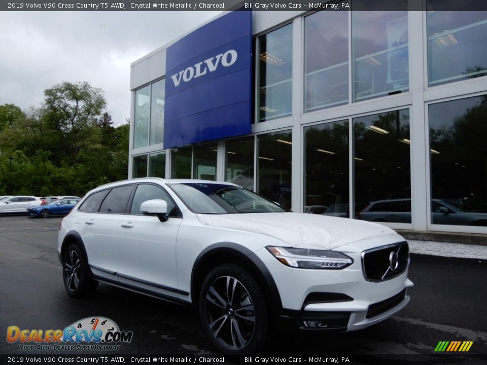 Front 3/4 View of 2019 Volvo V90 Cross Country T5 AWD Photo #1