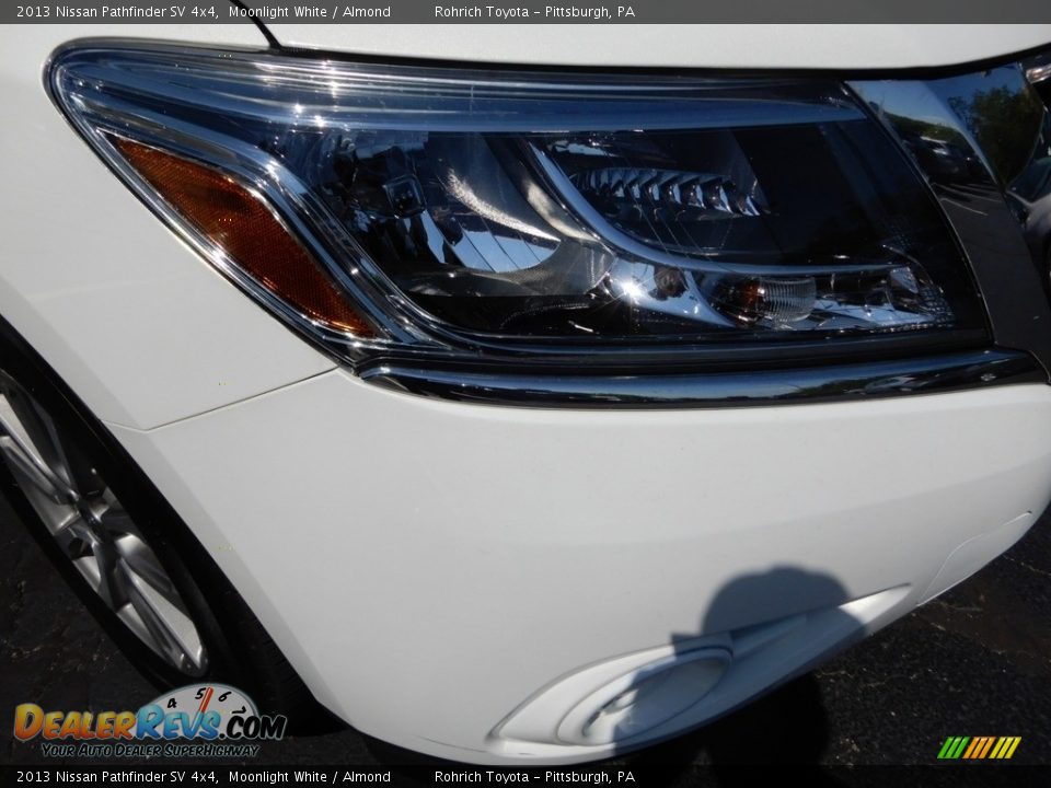 2013 Nissan Pathfinder SV 4x4 Moonlight White / Almond Photo #14