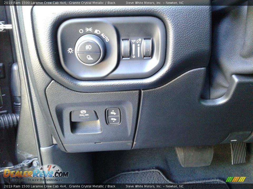 2019 Ram 1500 Laramie Crew Cab 4x4 Granite Crystal Metallic / Black Photo #17