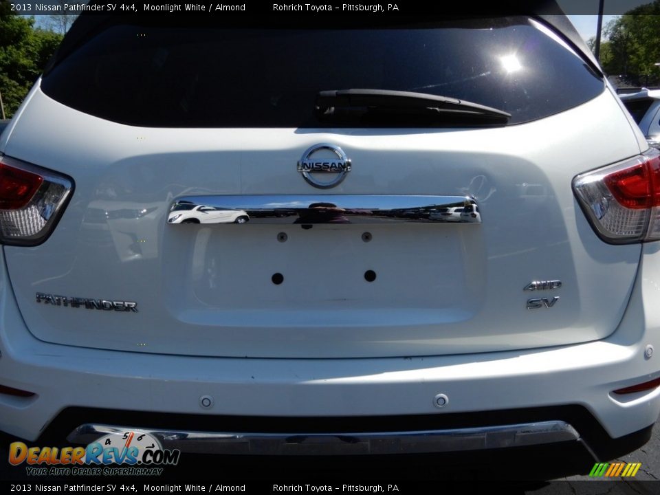 2013 Nissan Pathfinder SV 4x4 Moonlight White / Almond Photo #16