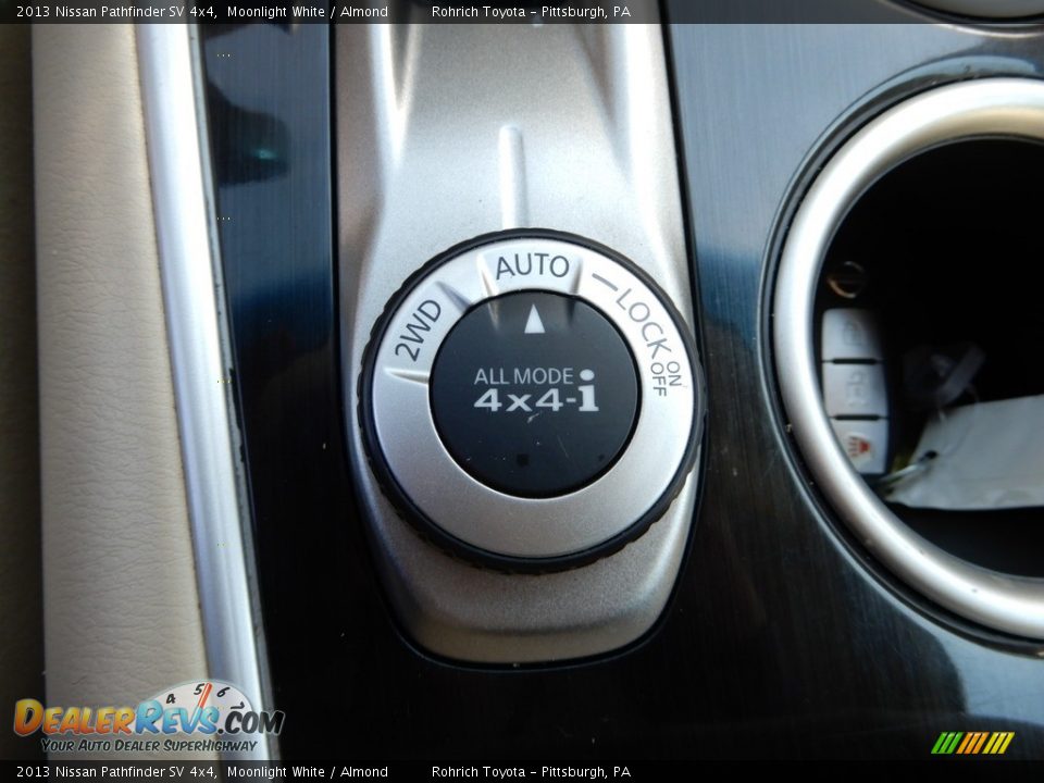 2013 Nissan Pathfinder SV 4x4 Moonlight White / Almond Photo #23