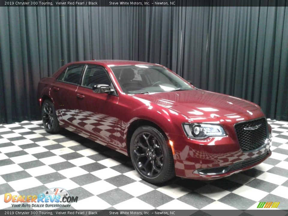 2019 Chrysler 300 Touring Velvet Red Pearl / Black Photo #4