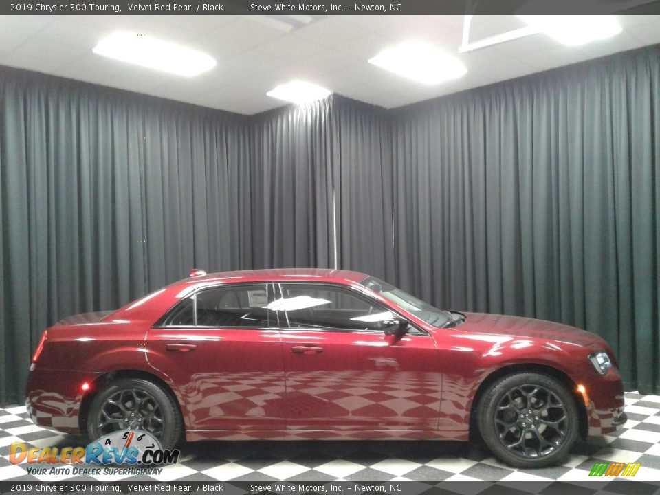 2019 Chrysler 300 Touring Velvet Red Pearl / Black Photo #5