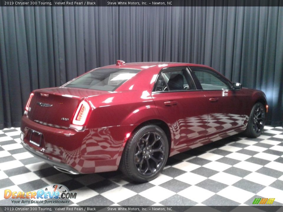 2019 Chrysler 300 Touring Velvet Red Pearl / Black Photo #6