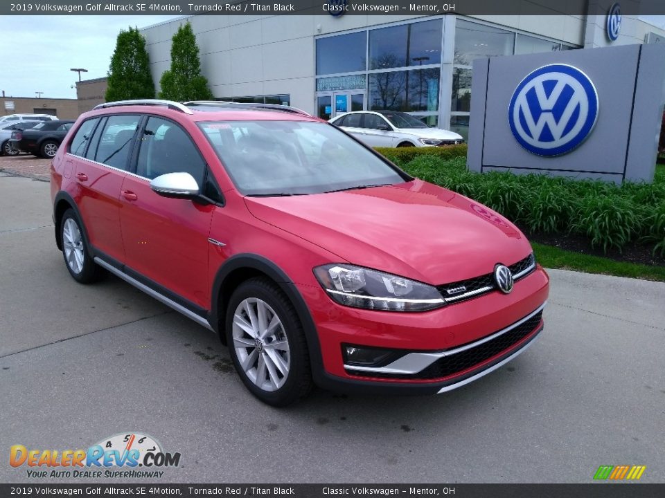Front 3/4 View of 2019 Volkswagen Golf Alltrack SE 4Motion Photo #1