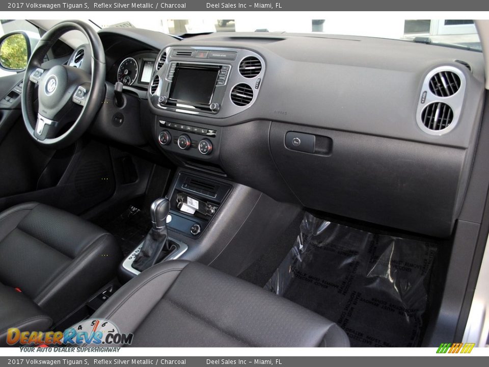 2017 Volkswagen Tiguan S Reflex Silver Metallic / Charcoal Photo #18