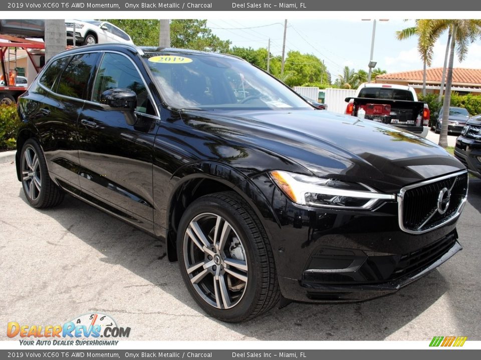 Front 3/4 View of 2019 Volvo XC60 T6 AWD Momentum Photo #2