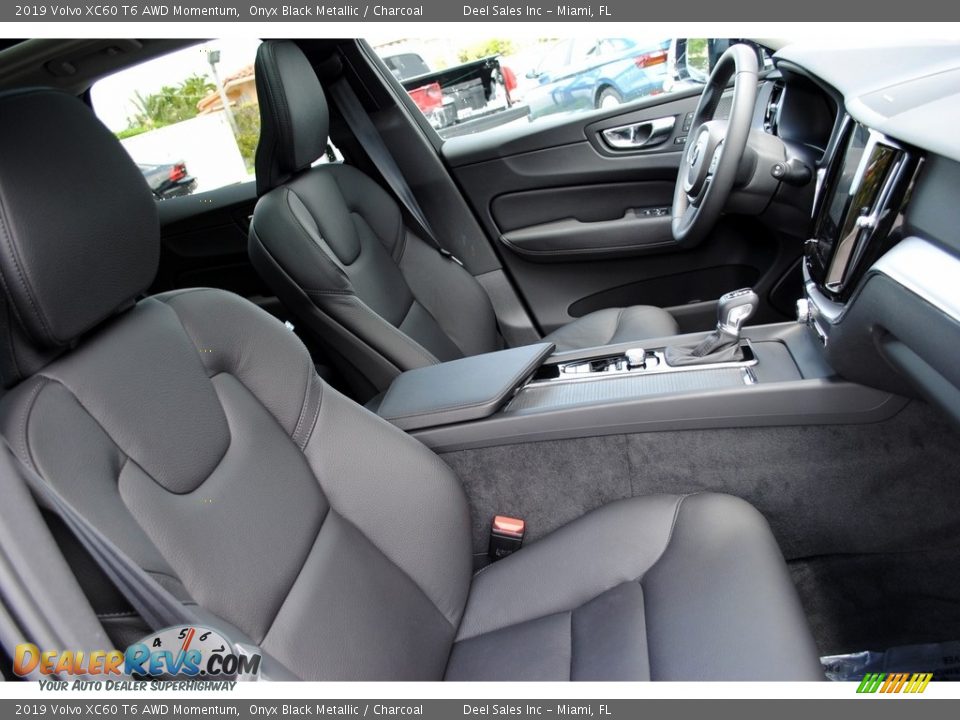 Front Seat of 2019 Volvo XC60 T6 AWD Momentum Photo #19