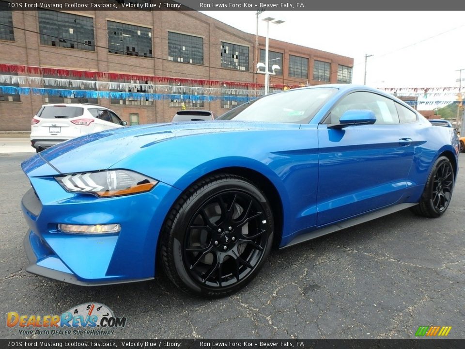 Front 3/4 View of 2019 Ford Mustang EcoBoost Fastback Photo #6