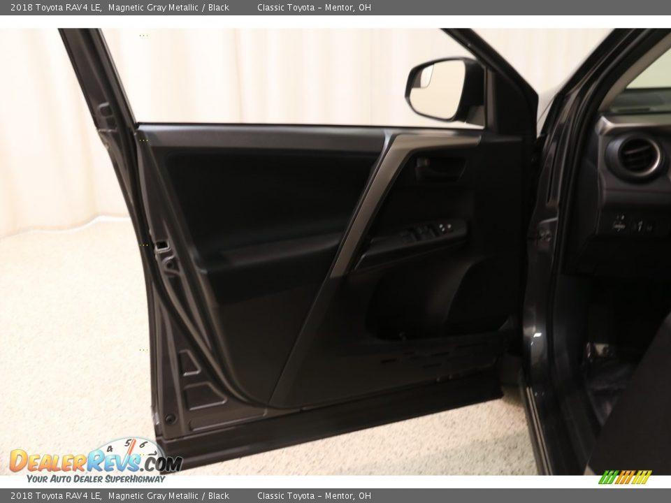 2018 Toyota RAV4 LE Magnetic Gray Metallic / Black Photo #4