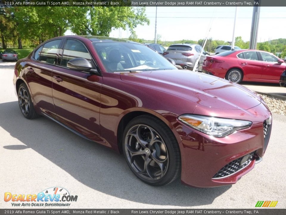 Front 3/4 View of 2019 Alfa Romeo Giulia Ti Sport AWD Photo #12