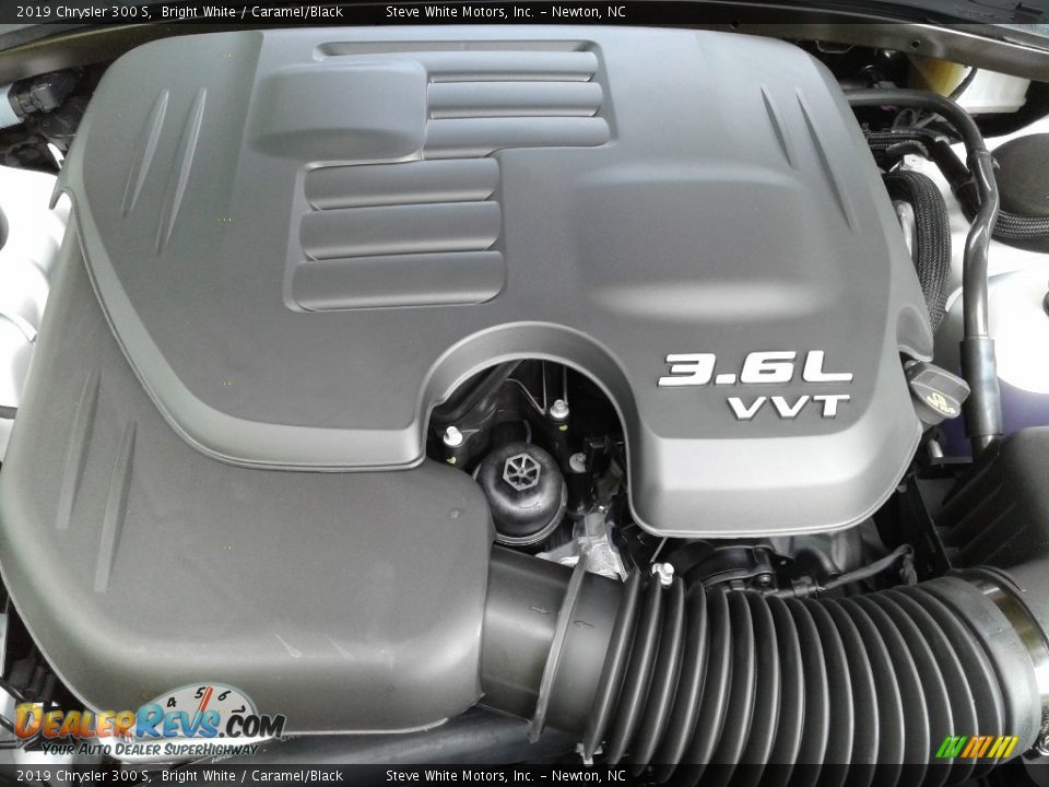 2019 Chrysler 300 S Bright White / Caramel/Black Photo #32