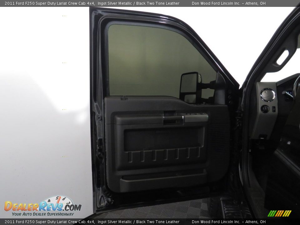 2011 Ford F250 Super Duty Lariat Crew Cab 4x4 Ingot Silver Metallic / Black Two Tone Leather Photo #18