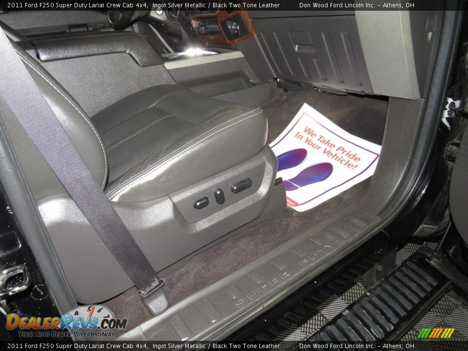 2011 Ford F250 Super Duty Lariat Crew Cab 4x4 Ingot Silver Metallic / Black Two Tone Leather Photo #28