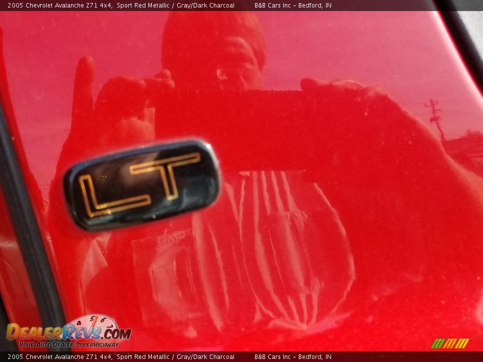 2005 Chevrolet Avalanche Z71 4x4 Sport Red Metallic / Gray/Dark Charcoal Photo #18