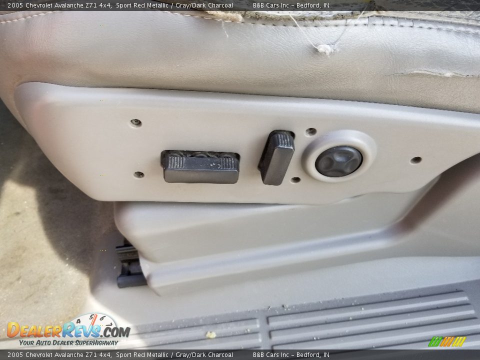 2005 Chevrolet Avalanche Z71 4x4 Sport Red Metallic / Gray/Dark Charcoal Photo #24