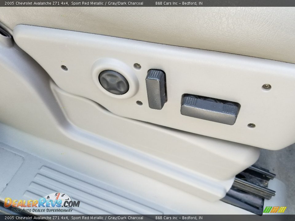 2005 Chevrolet Avalanche Z71 4x4 Sport Red Metallic / Gray/Dark Charcoal Photo #26