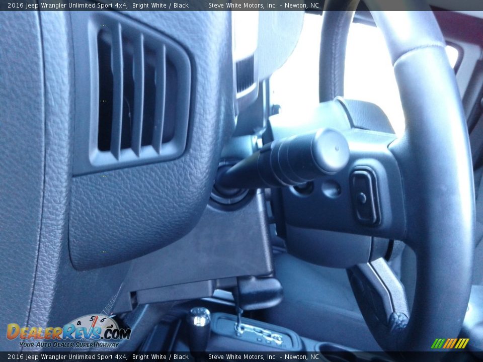 2016 Jeep Wrangler Unlimited Sport 4x4 Bright White / Black Photo #16