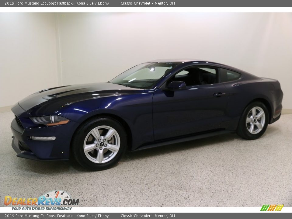 Front 3/4 View of 2019 Ford Mustang EcoBoost Fastback Photo #3
